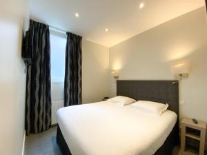 Hotels Best Western Le Cheval Blanc -Vue sur le port-plein centre ville : photos des chambres