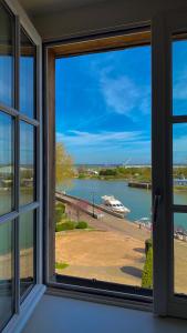 Hotels Best Western Le Cheval Blanc -Vue sur le port-plein centre ville : photos des chambres