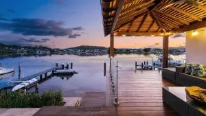 Riverside Retreat - Absolute Waterfront - Bensville