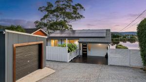 Riverside Retreat - Absolute Waterfront by HolidayCo