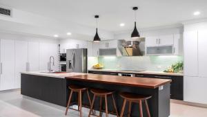 Riverside Retreat - Absolute Waterfront by HolidayCo