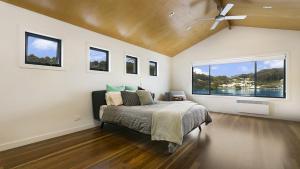 Bayside Beauty by HolidayCo