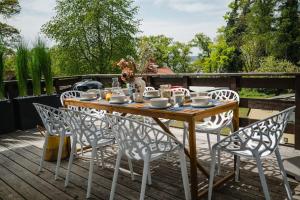 Lake house with sun terrace for 8 guests