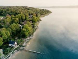 Lake house with sun terrace for 8 guests