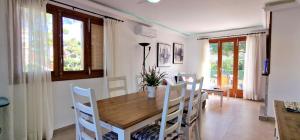 Villa con jardin cerca de la playa