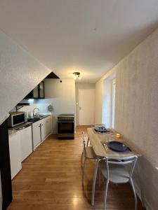Appartements Epinal Hyper Centre, Place des Vosges T2 avec terrasse et salon de jardin. : photos des chambres