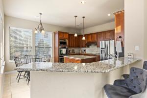 Lake Travis Family Retreat with Theater Game Room and BBQ 7 min from Marina