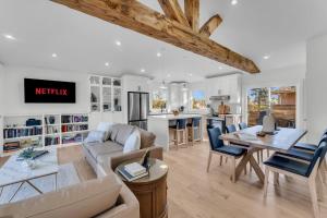 Spacious Elegance: Two Living Spaces in One Home - 4hvězdičkové hotely ve městě Burlington