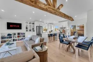 Spacious Elegance: Two Living Spaces in One Home - Берлінгтон