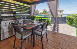 2 Bedroom Awesome Home In Vantacici 
