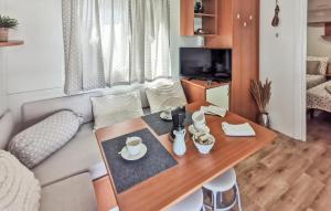 2 Bedroom Awesome Home In Vantacici 
