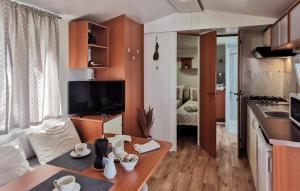 2 Bedroom Awesome Home In Vantacici 