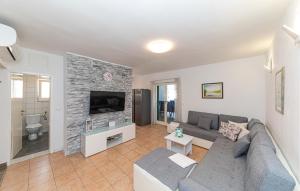 Stunning Home In Slatine With Kitchen