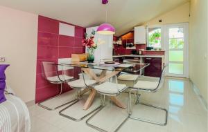 Gorgeous Apartment In Nin With Wifi