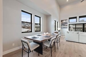 Mayflower Lakeside 1032 by Moose Management