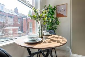 Trendy 1 Bedroom Flat near Leeds City with Free Parking, Ideal for Contractors & Long Stays - NordStay
