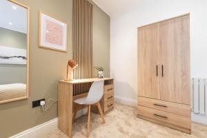 Trendy 1 Bedroom Flat near Leeds City with Free Parking, Ideal for Contractors & Long Stays - NordStay