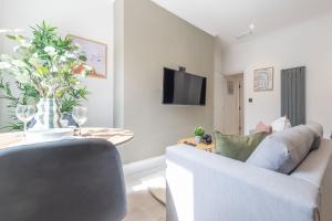 Trendy 1 Bedroom Flat near Leeds City with Free Parking, Ideal for Contractors & Long Stays - NordStay