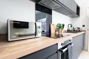 Trendy 1 Bedroom Flat near Leeds City with Free Parking, Ideal for Contractors & Long Stays - NordStay