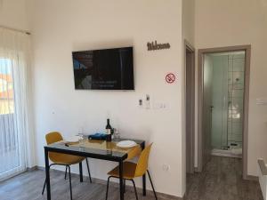 Apartments with a parking space Vir - 23041