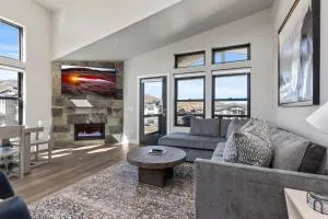 Mayflower Lakeside 301-45 by Moose Management - Keetley