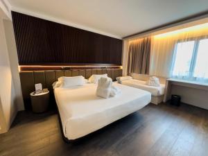 Twin Room with Extra Bed room in Hotel Bécquer