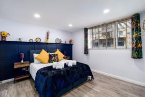 The Blue Barbican Flat- spacious, stylish, in a perfect location and accessible