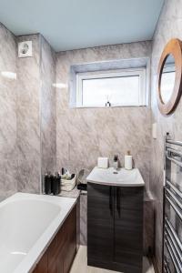 The Blue Barbican Flat- spacious, stylish, in a perfect location and accessible