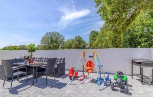 4 Bedroom Lovely Home In Liznjan 