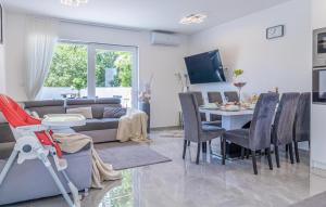 4 Bedroom Lovely Home In Liznjan