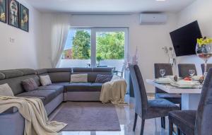 4 Bedroom Lovely Home In Liznjan 
