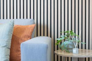 Stylish 2 Bedroom Flat Near Leeds Centre with Free Parking, Ideal for Contractors & Long Stays - NordStay