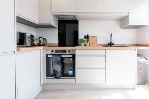 Modern 2 Bedroom Flat Near Leeds Centre with Free Parking, Ideal for Contractors & Long Stays - NordStay