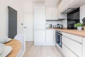 Modern 2 Bedroom Flat Near Leeds Centre with Free Parking, Ideal for Contractors & Long Stays - NordStay