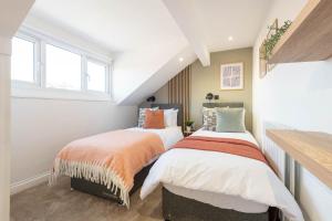 Stylish 2 Bedroom Flat Near Leeds Centre with Free Parking, Ideal for Contractors & Long Stays - NordStay