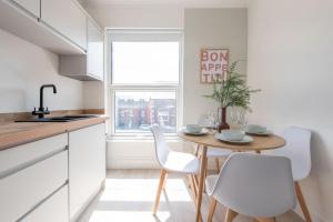 Stylish 2 Bedroom Flat Near Leeds Centre with Free Parking, Ideal for Contractors & Long Stays - NordStay