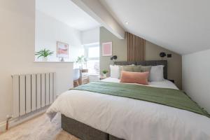 Stylish 2 Bedroom Flat Near Leeds Centre with Free Parking, Ideal for Contractors & Long Stays - NordStay