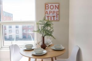 Modern 2 Bedroom Flat Near Leeds Centre with Free Parking, Ideal for Contractors & Long Stays - NordStay