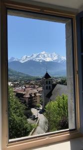 Un château face au Mont-Blanc