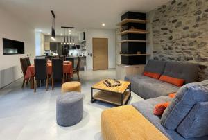 Un château face au Mont-Blanc