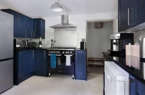 The New School Rooms - Beautiful, Georgian Apartment with Private Heated Pool and Hot Tub Sleeps 12 with Wifi and Parking near Bath