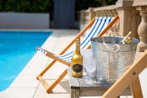 The New School Rooms - Beautiful, Georgian Apartment with Private Heated Pool and Hot Tub Sleeps 12 with Wifi and Parking near Bath