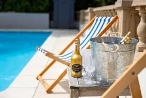 The New School Rooms - Beautiful, Georgian Apartment with Private Heated Pool and Hot Tub Sleeps 12 with Wifi and Parking near Bath - Beanacre