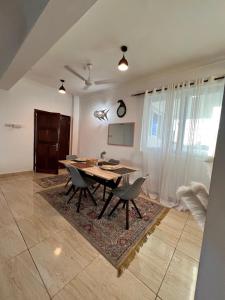 COSY SEAVIEW 3BEDROOM with DSQ APARTMENT NYALI opp Voyager Resort-Ritz Apartment