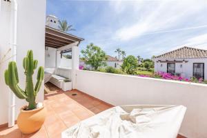 El Paraiso, Lovely flat walk to the beach RDR388