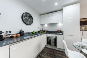 Pet-friendly 1BR Apt sleeps 4 in BMH Centre with Parking