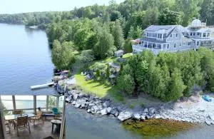 Loza house adirondack screened-in porch unit lake front - بلاتسبرغ