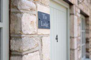 The Lodge Quaint Georgian Apartment, Wifi and Parking, near Bath