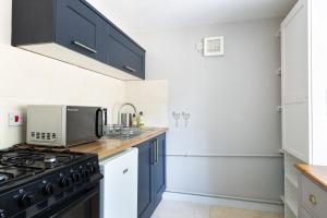 The Lodge Quaint Georgian Apartment, Wifi and Parking, near Bath