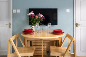 The Lodge Quaint Georgian Apartment, Wifi and Parking, near Bath